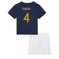 Frankrike Raphael Varane #4 Hemmadräkt Barn VM 2022 Kortärmad (+ Korta byxor)
